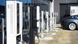 Delta hat seine Niederlassung in Hoofddorp mit einer intelligenten EV-Ladeinfrastrukturlösung ausgerüstet. Sie umfasst 24 Ladepunkte für Mitarbeiter und Besucher.