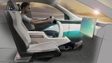 Das Display des Steer-by-Wire-Systems kann für Fahrfunktionen in eine Lenkposition gebracht werden oder ist beim autonomen Fahren einklappbar.