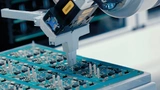 Greifer der Serie GPP5000 bei der Platinenbestückung