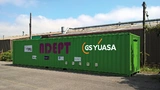 Das Dual-Chemistry-Energiespeichersystem von GS Yuasa befindet sich in einem wetterfesten Container und hat eine Leistung von 100 kW.  