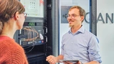 Dr. Gwenaelle Vest, Senior System Architect (links) und Dr. Leon Varga, Softwareentwickler (rechts) von Q.ANT besprechen nächsten Schritte für die Native Processing Unit (NPU) von Q.ANT. 