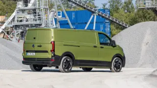 Der neue Transporter kommt mit einem größeren Raumangebot, einer erhöhten Zuladung, einer gesteigerten Anhängelast.