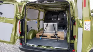 Den neuen Transporter gibt es unter anderem als Kastenwagen für den reinen Gütertransport. Die maximale Zuladung liegt bei bis zu 1,33 Tonnen. 