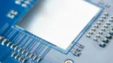 Mit »DELO DUALBOND EG4797« können Mikrostrukturen aufgebaut werden, zum Beispiel um Keep-out-Zones zu reduzieren. 