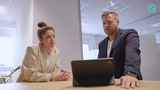 Sina Volkmann zusammen mit Michel Ahring, Head of Division Service beim FINDIQ-Kunden Hymmen GmbH Maschinen- und Anlagenbau