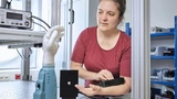Der Magnetometer von Q.ANT und eine Prothese werden im Entwicklungszentrum getestet.