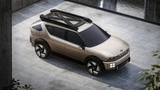 Das ausgeprägte SUV-Design des Initium verbindet urbDas Design des Initium greift das HTWO-Symbol auf, das die Vision einer wasserstoffbetriebenen Zukunft verkörpert.