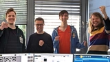 Lukas Schulte, Prof. Dr. Carsten Schuck, Tim Buskasper und David Lemli (v.l.) stellten den weltweit kleinsten QR-Code her.