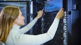 Die Q.ANT NPU ist als schlüsselfertiger Native Processing Server (NPS) erhältlich und kann in jedes HPC oder Rechenzentrum integriert werden.