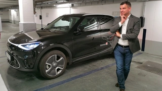 Jörg Lohr, CEO von Compleo Charging Solutions, in einer Tiefgarage mit Wallboxen