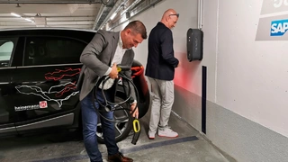 Die Nutzer der Wallboxen identifizieren sich mit RFID-Karte, wie Robert Klug, CEO von Claus Heinemann Elektroanlagen, hier zeigt.