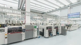 Zwei SMT-Linien mit jeweils »DEK TQ«-Lotpastendrucker, »Process Lens«-SPI-System und »Siplace SX«- Bestückautomaten mit Waffle-Pack-Changer in der End-of-Line-Maschine stehen auf dem Shopfloor der hochmodernen Elektronikfertigung in Modena
