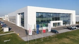 Zum Produktportfolio der hochmodernen Produktionsstätte in Modena gehören kundenspezifische und Automatisierungsgeräte, Mensch-Maschine-Schnittstellen (HMI), industrielle PCs (IPC), Controller und Electronic-Manufacturing-Services (EMS)