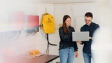 Katrin Schulte und Timon Jungh kontrollieren die Daten, die ihnen die für den Feldtest installierten Messinstrumente liefern.