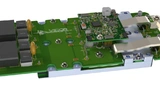 Bild 4. 4-kW-DC/DC-Wandler mit zwei Vicor-Modulen des Typs BCM6135 und zwei Vicor-Modulen des Typs DCM3735 (auf der Unterseite des Boards), um 800 V in 12 V umzuwandeln.
