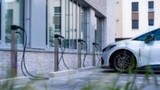Die smallBox als Edelstahlsäule bietet Kapazität für maximal zwei Ladepunkte.