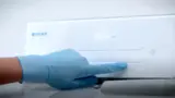 Die Embedded-HMIs von Irlbacher lassen sich auch mit Handschuhen bedienen. Die haptischen Elemente mit LED-Rückmeldung machen intuitiv klar, wo sich welcher Bedienort befindet.