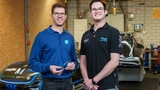 Der Autor des Artikels, Robert Vogel von TQ-RoboDrive (links), gemeinsam mit Tim Buttkus von TUfast Eco vor einem der Urban-Concept-Car-Prototypen. 