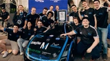 Das Weltrekordfahrzeug mit dem gesamten TUfast-Eco-Team.