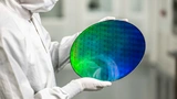 Ein Wafer, auf dem die »Omega«-QPUs gefertigt wurden. 