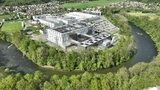 Im Vordergrund ist das neue 11.000 m² große Werk HTB3 am Unternehmenssitz von AT&S in Leoben Hinterberg zu sehen. 