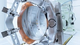 In optischen Systemen für die High-NA-EUV-Technologie werden die präzisesten Spiegel der Welt verbaut. Hier ein Spiegel der Firma Zeiss 