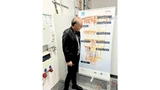 Prof Dieter Kranzlmüller vor dem Innenleben des IQM