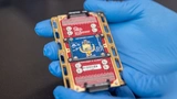 Der Quanten-Control-Chip, den die Teams von Dr. Sam Bartee, Dr. Kushal Das und Professor David Reilly in Australien entwickelt haben. Mit seiner Hilfe lassen sich Millionen von Spin-Qubits integrieren. 