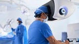 Ein Chirurg am OO-Roboter-System Da Vinci der Medizintechnik-Firma Intuitive Robotics 