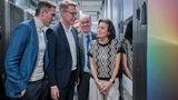 Dr. Michael Förtsch und Dieter Kranzlmüller erläutern Markus Blume, Bayerischer Staatsminister für Wissenschaft und Kunst und Dorothee Bär, Bundesministerin für Forschung, Technologie und Raumfahrt, 