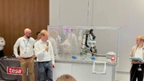Dr. Jonathan Martens, Business Development Manager Automotive (links), und Sascha Elit, Global Business Development Manager bei tesa SE (rechts)DFF_4