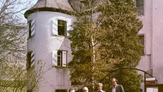 Aus den frühen Tagen von Rutronik: Helmut (vorne links) mit Thomas Rudel (dahinter links) und den Herren Rice (Präsident, ASJ) sowie Dr. Beck (Vice President Marketing, ASJ) vor Schloss Neuweier, Baden-Baden-Neuweier