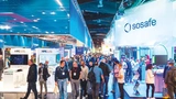 Messehalle mit Menschen der NürnbergMesse