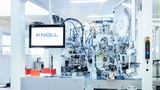 Auf 1,6 m x 1,6 m ist in der neuen, kompakten  Anlage von Knoll Feinmechanik alles untergebracht, was zur Montage marktüblicher Einweg-Schlauchsets nötig ist-