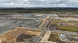 Schleswig-Holstein, Heide: Baustelle der Northvolt Drei Batteriezellenfabrik (Aufnahme mit einer Drohne). Der Batteriehersteller Northvolt hat in seiner schwedischen Heimat Insolvenz angemeldet.