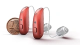 Das KI-Hörgerät Resound Viva ist zwar klein und unauffällig, punkte aber außer mit neuester Technik (u.a. Auracast) auch mit zehn coolen Farben.