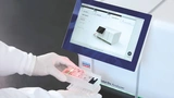 Der QIAstat‑Dx Analyzer 2.0 ist ein kompaktes, modulares System, das sich für Labore jeder Größe eignet. Für den Test sind lediglich eine Patientenprobe, eine QIAstat-Dx-Testkartusche sowie das intuitive QIAstat-Dx-Gerät erforderlich.