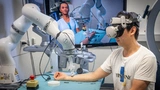 Ein Avatar begleitet Forscher Feng Li aus dem Lehrstuhl für Informatikanwendungen in der Medizin & Augmented Reality der Technischen Universität München bei einer autonomen Ultraschalluntersuchung.