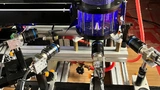 Versuchsaufbau mit vier synchronisierten EVS-Kameras von IDS in photogrammetrischer Anordnung zur Erfassung des dreidimensionalen Strömungsfelds einer Düsenströmung in Wasser.