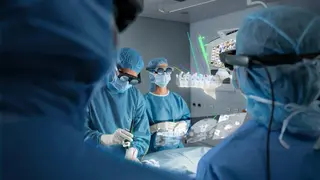 Chirurgenteam mit Mixed-Reality-Brille