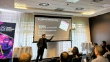 Dr. Matthias Spörrle in seinem äußerst lebendig gestalteten Vortrag zu den aktuellen Cyberrisiken für das Gesundheitswesen als Abschluss-Keynote auf dem »Health Electronics Summit«.