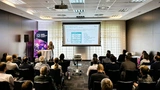 Carolin Kollegger von Infineon Technologies Austria stellte auf dem »Health Electronics Summit« ein kleines Single-Chip-System für die Biomarker-Detektion und Diagnostik am Handy vor. 