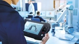 Mensch, HMI und kollaborativer Roboter in Teamarbeit. 