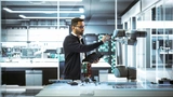Mensch, HMI und kollaborativer Roboter in Teamarbeit. 