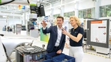 Hubertus Breier und Katharina Hölzle begutachten ihren Forschungsgegenstand: einen Roboter in der industriellen Fertigung. 