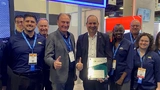 Dr. Werner Thallner mit dem SEMI Americas Catalyst Award am EVG Messestand auf der SEMICON West 2025 in Phoenix.