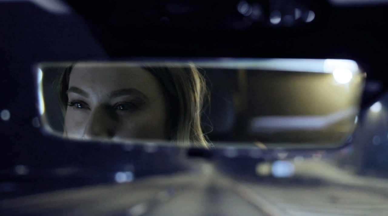 Frau im Auto Gesicht im Rückspiegel Frau im Auto Gesicht im Rückspiegel