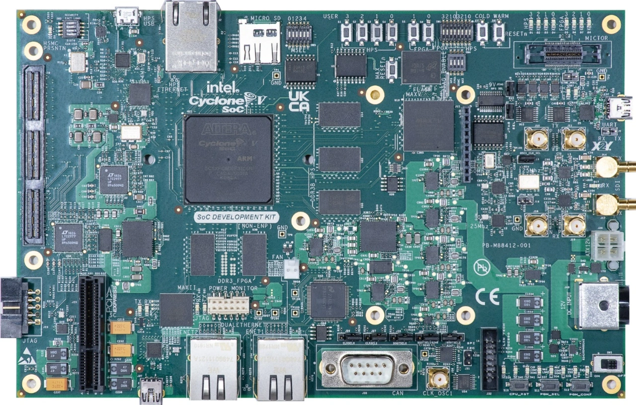 Das Cyclone-V-Entwicklungskit DK-DEV-5CSXC6N-B unterstützt das Hochleistungs- Prototyping.  Das Cyclone-V-Entwicklungskit DK-DEV-5CSXC6N-B unterstützt das Hochleistungs- Prototyping.