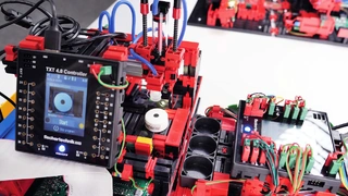 Das Modul „Qualitätskontrolle mit KI“ aus der Agile Production Simulation Anlage von fischertechnik